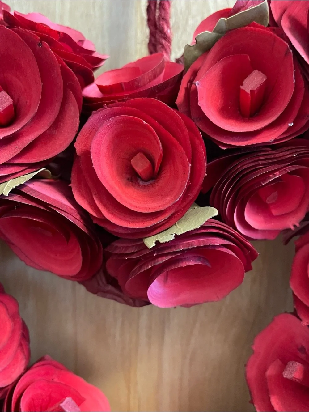 Valentine’s Day Red Roses Carved Wooden Bloom Heart Shape Decorative Wreath